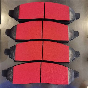 רפידות בלמים צבועים ב-SLURRY אדום